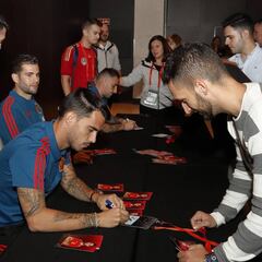 Alcácer, Nacho y Suso pasaron tiempo con los aficionados