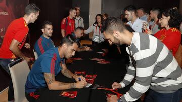 Suso firma autógrafos.