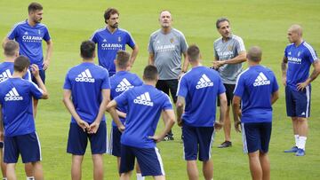 Víctor Fernández da órdenes a sus jugadores en Boltaña.