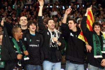 Rudy Fernández durante la celebración por la consecución de la Copa del Rey de 2008 ganada con el Joventut de Badalona.