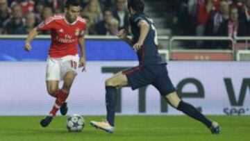 Gaitán intentando superar a Godín.