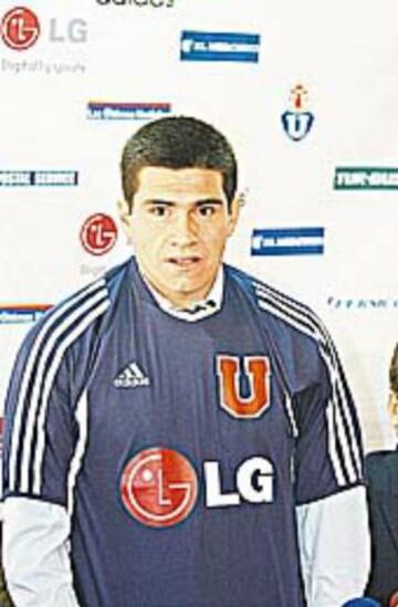 En 2003, ficha por el que sería el último club de su carrera de futbolista; Universidad de Chile. Con los azules, y producto de las lesiones, solo juega 10 partidos, anotando un tanto.