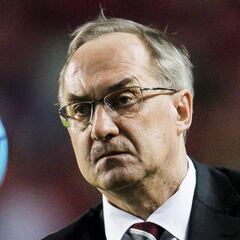 Stielike: "Firmé por el Real Madrid en un papel en blanco"