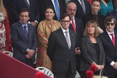 El alcalde de Madrid, José Luis Martínez-Almeida, su mujer Teresa Urquijo, el presidente de la Generalitat de Catalunya, Salvador Illa, y el delegado del Gobierno en Madrid, Francisco Martín, durante el acto solemne de homenaje a la bandera nacional y desfile militar por el 12 de octubre, Día de la Hispanidad.