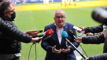 Luis Sabalza comperece ante los medios