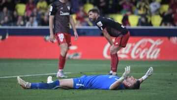 Athletic Bilbao's Spanish goalkeeper Unai Simon reacts after Athletic Bilbao's own goal during the Spanish league football match between Villarreal CF and Athletic Club Bilbao at La Ceramica stadium in Vila-real on May 13, 2023. (Photo by Jose Jordan / AFP)