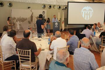 La Asociación de Futbolistas del Valencia se ha reunido este mediodía para celebrar una comida que guardaba un especial secreto. Fernando Giner, presidente de la Asociación, desveló que se había recuperado la bandera original del club confeccionada en el año 1924 y que estaba desaparecida. En la foto, Giner durante la presentación. 


