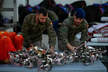 Miembros de las Fuerzas Armadas de España se preparan antes del desfile militar en el Día de la Fiesta Nacional en Madrid, España, el jueves 12 de octubre de 2023. 