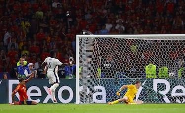 2-1. Asistencia de Marc Cucurella para el delantero de la Real Sociedad, que no perdona, y manda el balón al fondo de la portería de Jordan Pickford.