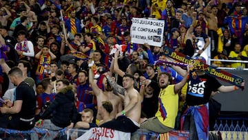 Paris (France), 10/04/2024.- Fans of Barcelona celebrate at the end of the UEFA Champions League quarter-finals, 1st leg soccer match between Paris Saint-Germain and FC Barcelona, in Paris, France, 10 April 2024. PSG lost 2-3. (Liga de Campeones, Francia) EFE/EPA/MOHAMMED BADRA
