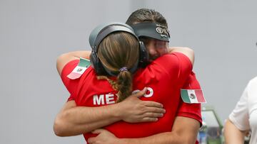 AMDEP5157. SAN SALVADOR (EL SALVADOR), 27/06/2023.- Andrea Ibarra (i) y Carlos González de México celebran al ganar la medalla de oro hoy, en la prueba de tiro pistola de aire equipos mixto durante los Juegos Centroamericanos y del Caribe en San Salvador (El Salvador). EFE/ José Jácome
