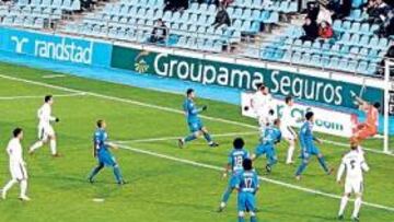 <b>GRADAS SEMI VACÍAS. </b>Son pocos los aficionados que observan el gol anulado de Richi el pasado domingo.