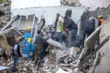 ITA68 FONTE DEL CAMPO (ITALIA) 24/08/2016.- Miembros de los servicios de emergencia buscan personas atrapadas bajo una casa derrumbada a causa del terremoto en Fonte del Campo, cerca de Accumoli, en el centro de Italia, hoy, 24 de agosto de 2016. Al menos 38 personas murieron y decenas están heridas o desaparecidas en el devastador terremoto de 6 grados que esta madrugada sacudió el centro de Italia y que ha recordado al trágico seísmo que asoló la cercana zona de L'Aquila en 2009, en el que hubo más de 300 muertos. EFE/Angelo Carconi