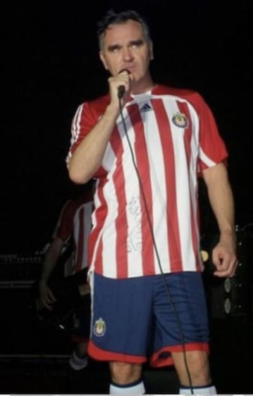 El ex vocalista del grupo 'The Smiths' es fiel seguidor de Chivas y en sus conciertos ha demostrado su empatía por el equipo.