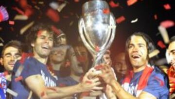 <b>GLORIOSO. </b>Tiago y Falcao levantan el trofeo junto al equipo.