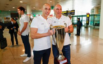 Los hermanos David y Chus Martín, seleccionador y uno de sus ayudantes, con un trofeo especialmente emotivo para ambos.