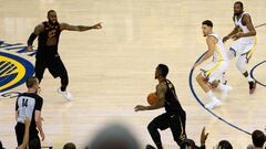 J.R. Smith se aleja del aro mientras LeBron James le indica justo lo contrario.
