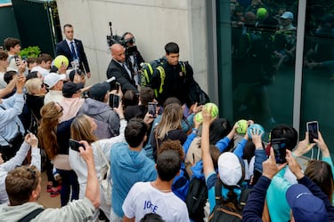 Alcaraz se estrena con victoria en Barcelona