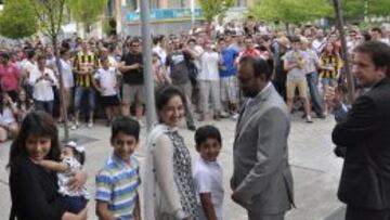 Kadir Sheikh, ayer junto a su familia y unos 200 aficionados del Zaragoza.