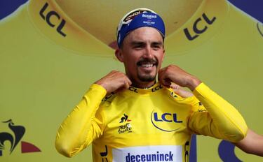 Alaphilippe se viste de amarillo con una exhibición colosal