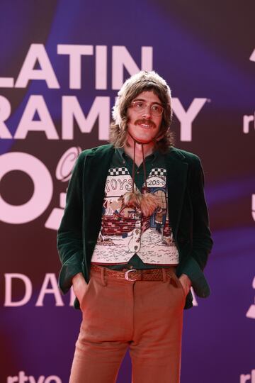 El cantante Tim Bernardes posa durante el photocall previo a la gala de entrega de los Latin Grammy 2023.