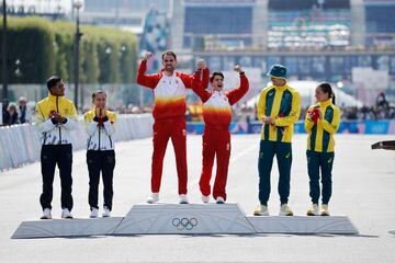 Los atletas españoles Álvaro Martín y María Pérez suben al podio para colgarse la medalla de oro; junto a los ecuatorianos Brian Daniel Pintado y Glenda Morejón, plata; y los australianos Rhydan Cowley y Jemima Montag, bronce.