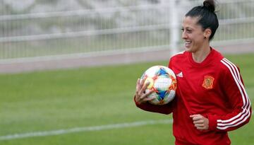 La jugadora de la selección española, Jenni Hermoso,durante el entrenamiento que han realizado en Lille, antes de viajar a Le Havre donde disputarán su tercer partido del Mundial de Francia 2019 contra la selección de China.