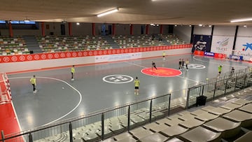 Los jugadores de la Selección, trabajando sobre la cancha del pabellón Javier Lozano.