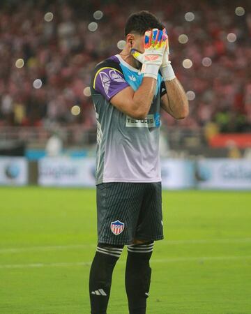 Sebastián Viera disputó su último partido con la camiseta de Junior, luego del partido de despedida con varios jugadores históricos del club.