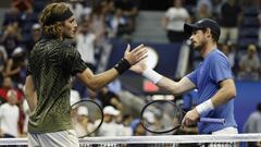 Stefanos Tsitsipas y Andy Murray se saludan tras su partido de primera ronda del US Open 2021 en el USTA National Tennis Center de Flushing Meadows, New York, USA.