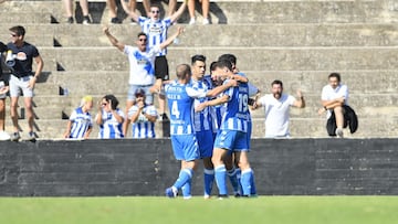 Los jugadores del Deportivo se abrazan tras el gol de Lapeña.
