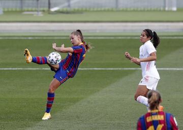 Real Madrid 0-3 Barcelona | Mertens remata de una forma espectacular para poner el 0-3 en el marcador.