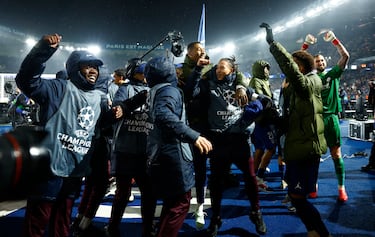 Los futbolistas del PSG celebran su victoria en el partido de la UEFA Champions League ante el Manchester City en París.