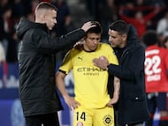 PAMPLONA, 21/03/2026.- El entrenador del Girona Michel y el centrocampista Claudio Echeverri, tras finalizar el partido de la jornada 29 de LaLiga EA Sports entre Osasuna y Girona, este sábado en el estadio El Sadar en Pamplona.-EFE/ Jesús Diges