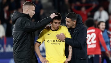 PAMPLONA, 21/03/2026.- El entrenador del Girona Michel y el centrocampista Claudio Echeverri, tras finalizar el partido de la jornada 29 de LaLiga EA Sports entre Osasuna y Girona, este sábado en el estadio El Sadar en Pamplona.-EFE/ Jesús Diges