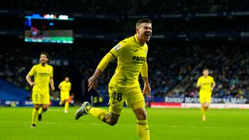 Cornellá de Llobregat (Barcelona), 09/11/2022.- El defensa del Villarreal, Alberto Moreno, celebra el primer gol del equipo castellonense durante el encuentro correspondiente a la jornada catorce de primera división que disputan hoy miércoles frente al Espanyol en el RCDE Stadium, en Cornellá de Llobregat. EFE / Enric Fontcuberta.
