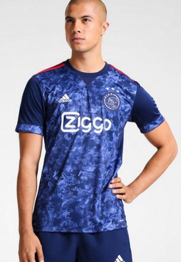 Es la segunda playera del Ajax del 2017-2018. 
La impresión helada de esta playera es la razón por la que se encuentra dentro de las más feas del mundo. 