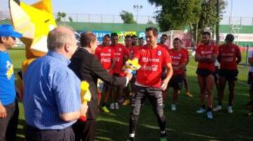 Claudio Bravo recibe uno de los peluches oficiales.