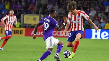 Riquelme con el balón ante Metanire en el partido que el Atlético jugó ante el combinado de estrellas de la MLS.