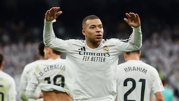 MADRID, 19/01/2025.- El delantero francés del Real Madrid Kylian Mbappé celebra tras anotar su segundo gol, el tercero del equipo, este domingo, durante un partido de la jornada 20 de LaLiga EA Sports, entre el Real Madrid y el UD Las Palmas, en el Estadio Santiago Bernabéu de Madrid. EFE/ Sergio Perez