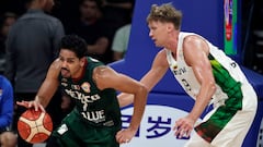 Manila (Philippines), 27/08/2023.- Jorge Gutierrez Cardenas (L) of Mexico in action against Mindaugas Kuzminskas (R) of Lithuania during the FIBA Basketball World Cup 2023 group stage match between Lithuania and Mexico in Manila, Philippines, 27 August 2023. (Baloncesto, Lituania, Filipinas) EFE/EPA/FRANCIS R. MALASIG
