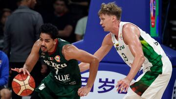 Manila (Philippines), 27/08/2023.- Jorge Gutierrez Cardenas (L) of Mexico in action against Mindaugas Kuzminskas (R) of Lithuania during the FIBA Basketball World Cup 2023 group stage match between Lithuania and Mexico in Manila, Philippines, 27 August 2023. (Baloncesto, Lituania, Filipinas) EFE/EPA/FRANCIS R. MALASIG