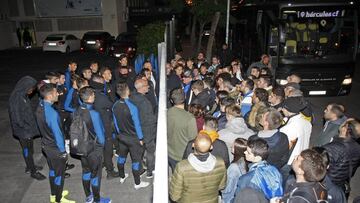 24-11-19 
 PARTIDO LIGA SEGUNDA DIVISION B LA NUCIA - HERCULES 
 LA PLANTILLA SE REUNE CON SEGUIDORES EN EL APARCAMIENTO DEL ESTADIO RICO PEREZ 
 