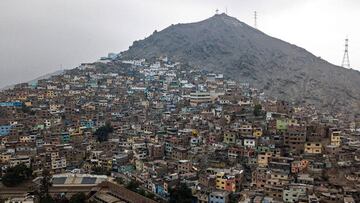 Aerial view of the shantytown on the San Cristobal hill on the outskirts of Lima, taken on May 24, 2020 during the COVID-19 coronavirus pandemic. - Overcrowded neighbourhoods and a big population within poverty levels are a big challenge Latin American countries are facing during this global pandemic. (Photo by Cris BOURONCLE / AFP)