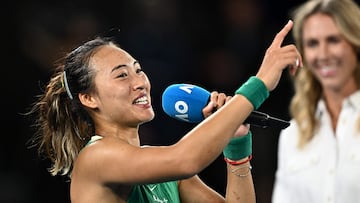 Qinwen Zheng habla después de ganar a Dayana Yastremska en el Open de Australia.