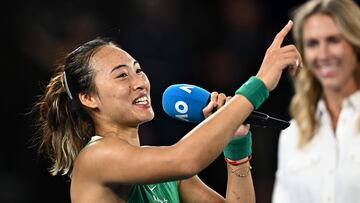 Qinwen Zheng habla después de ganar a Dayana Yastremska en el Open de Australia.