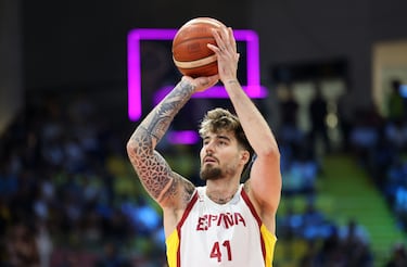 A pesar de la torcedura pudo seguir en el partido, anotando 9 puntos en 8 minutos. 