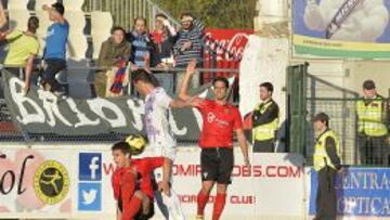 Ruiz de Galarreta, en el momento de caer lesionado este domingo en el partido del Mirandés ante el Numancia.