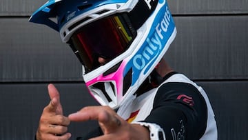 El rider de MTB Alex Marin con el casco de OnlyFans.