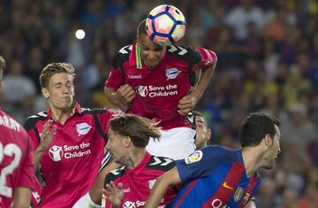 Deyverson remata un balón en el Barcelona vs Alavés